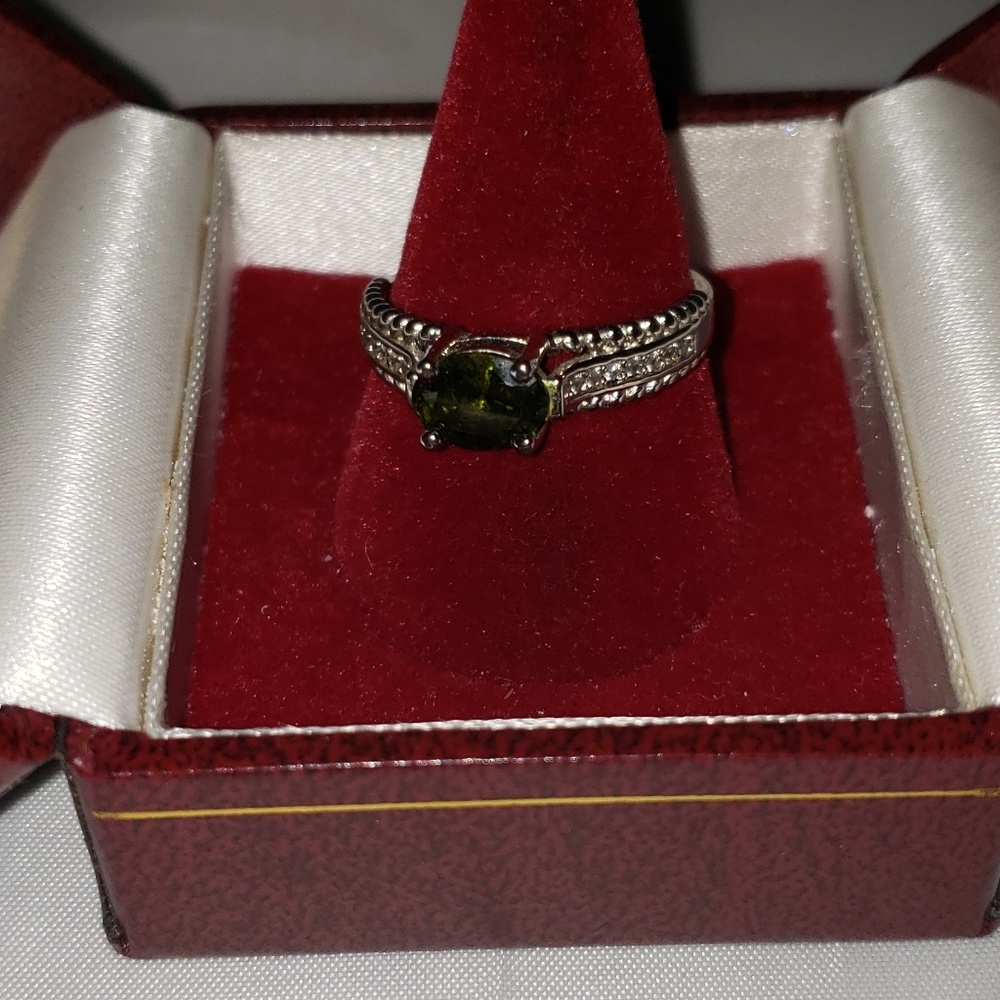 Jewelscent sz 8 green and silver ring